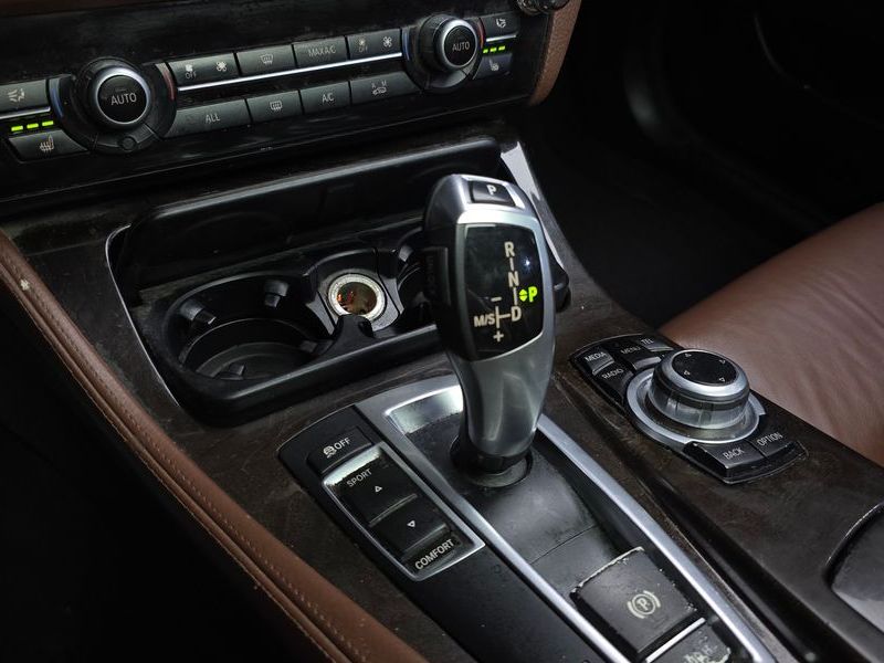 2013 BMW 5 Series 520d photo 9