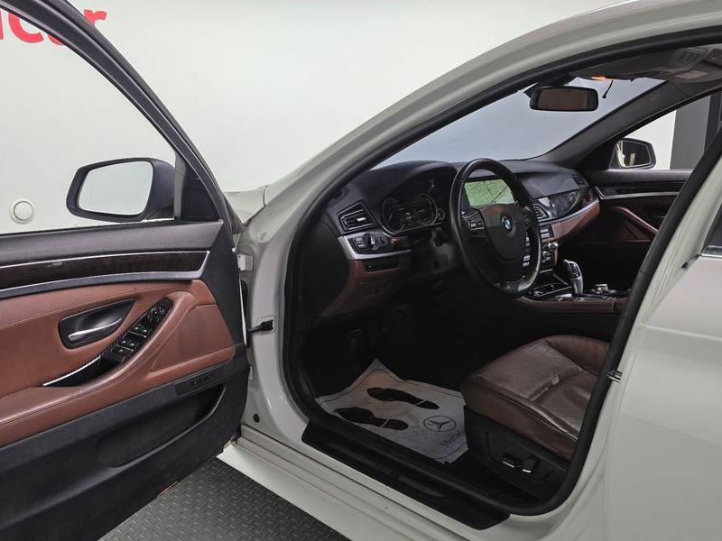 2013 BMW 5 Series 520d photo 10