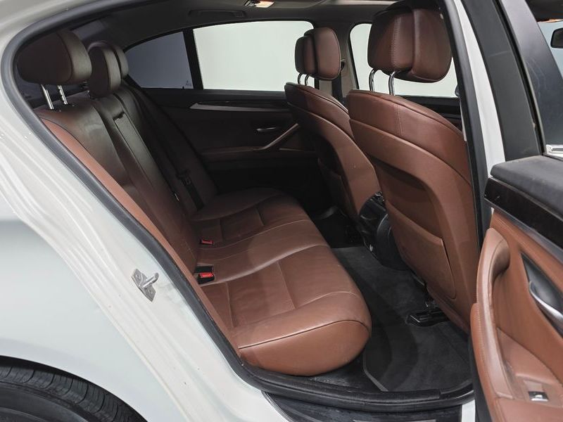 2013 BMW 5 Series 520d photo 11