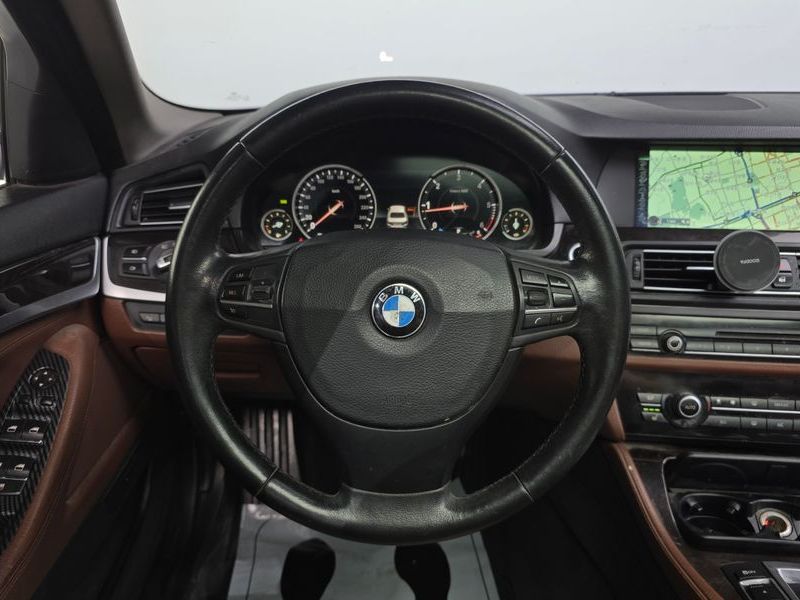 2013 BMW 5 Series 520d photo 14