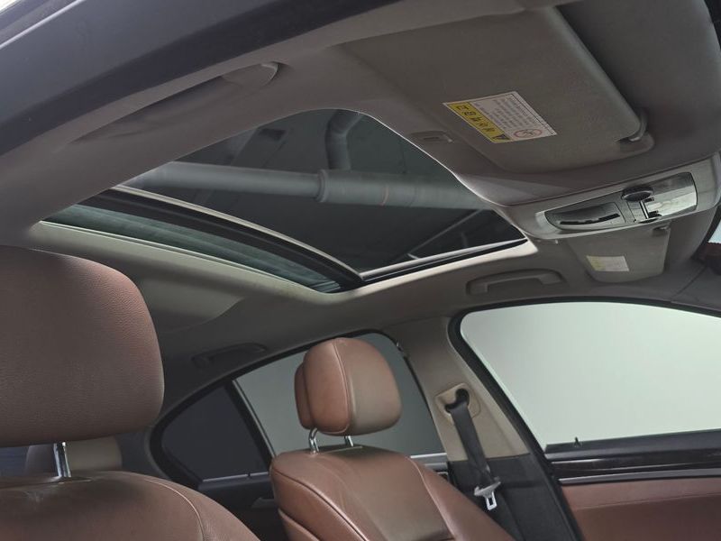 2013 BMW 5 Series 520d photo 16