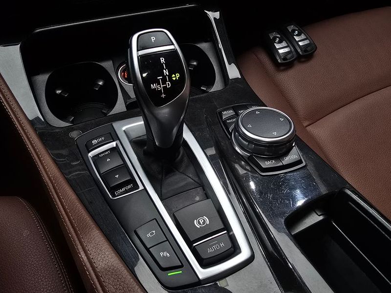 2016 BMW 5 Series 528i M Aero Dynamic photo 9