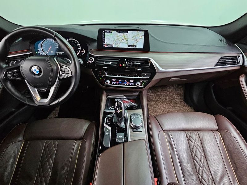 2017 BMW 5 Series 530i xDrive M Sport Package Plus photo 7