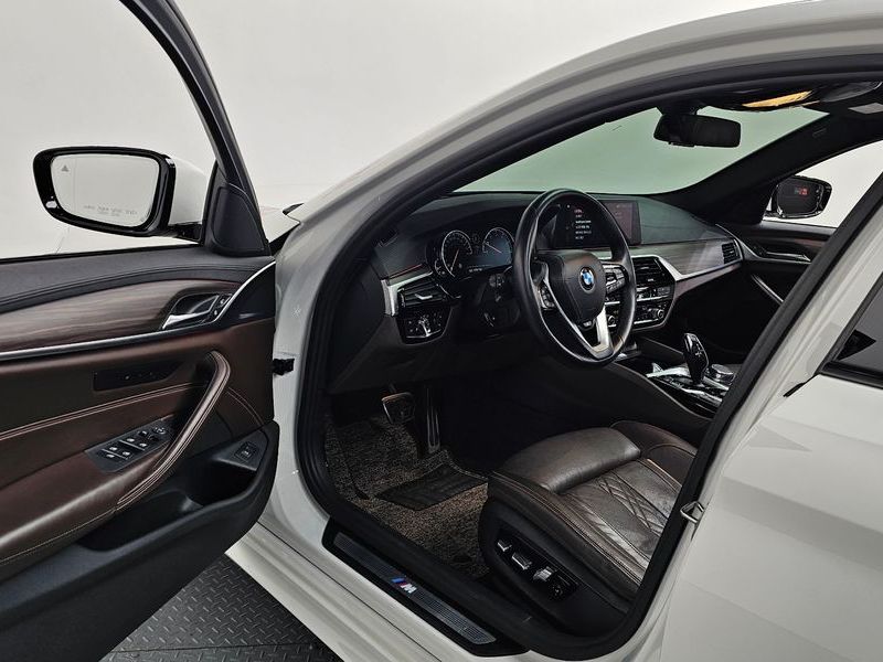 2017 BMW 5 Series 530i xDrive M Sport Package Plus photo 10