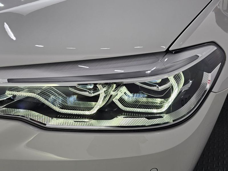 2017 BMW 5 Series 530i xDrive M Sport Package Plus photo 22