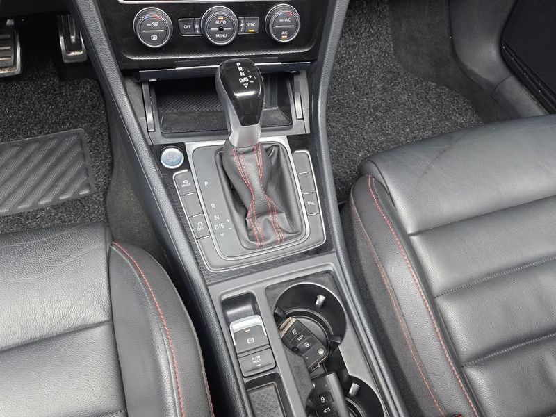 2016 Volkswagen Golf 2.0 GTI photo 9