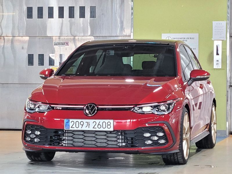 2023 Volkswagen Golf 2.0 GTI photo 1