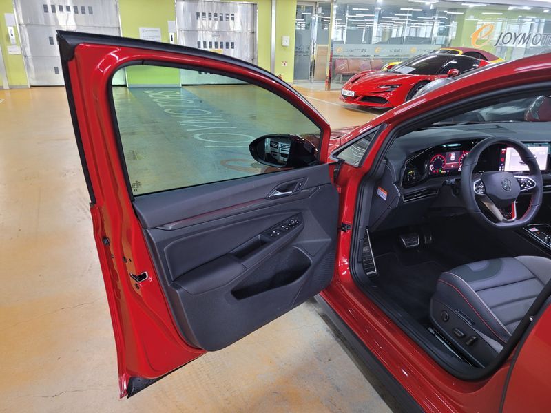 2023 Volkswagen Golf 2.0 GTI photo 9