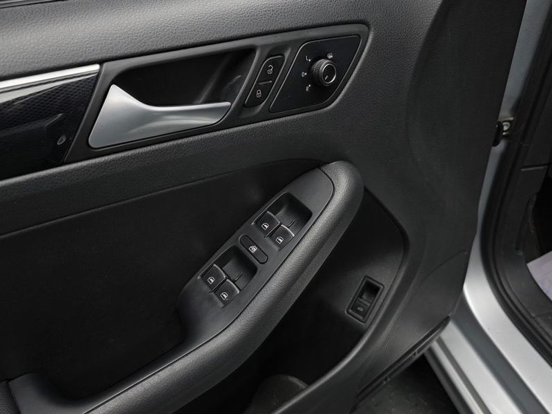2015 Volkswagen Jetta 2.0 TDI BlueMotion Premium 6th photo 16