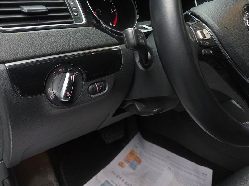 2015 Volkswagen Jetta 2.0 TDI BlueMotion Premium 6th photo 17