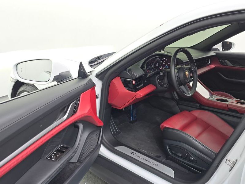 2025 Porsche Taycan 4S photo 10