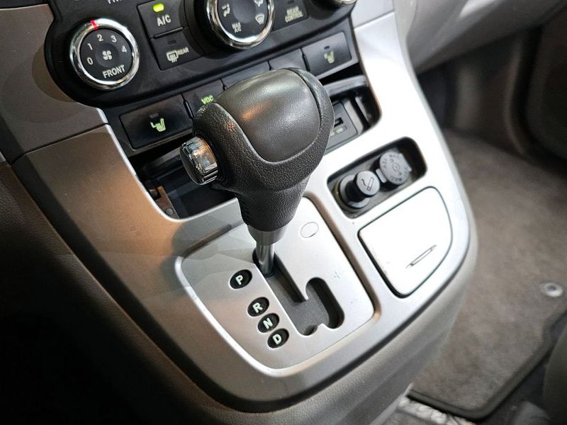 2013 Kia Carnival Grand GLX Deluxe photo 9
