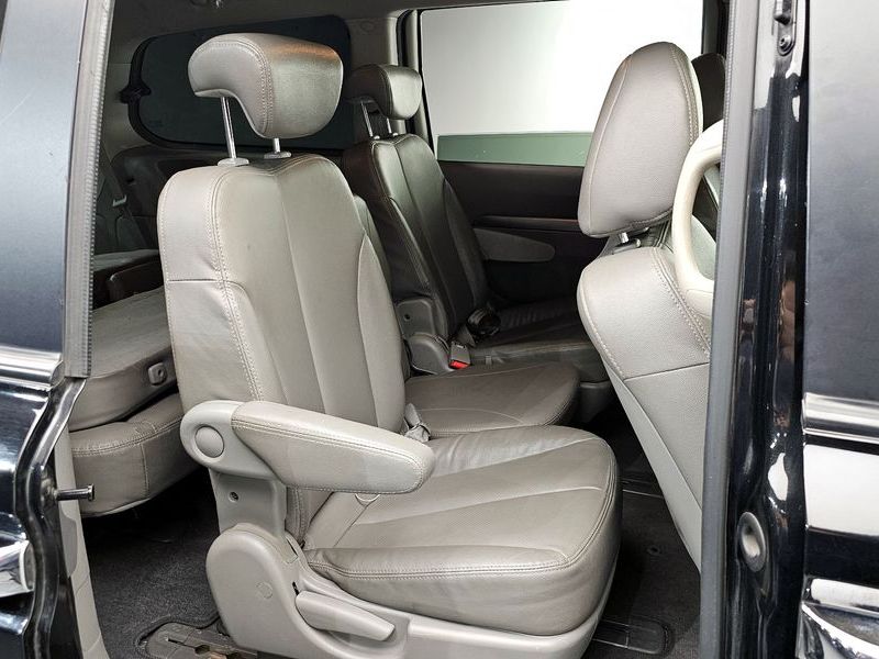 2013 Kia Carnival Grand GLX Deluxe photo 11