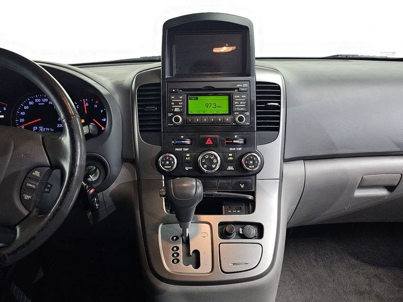 2013 Kia Carnival Grand GLX Deluxe photo 13