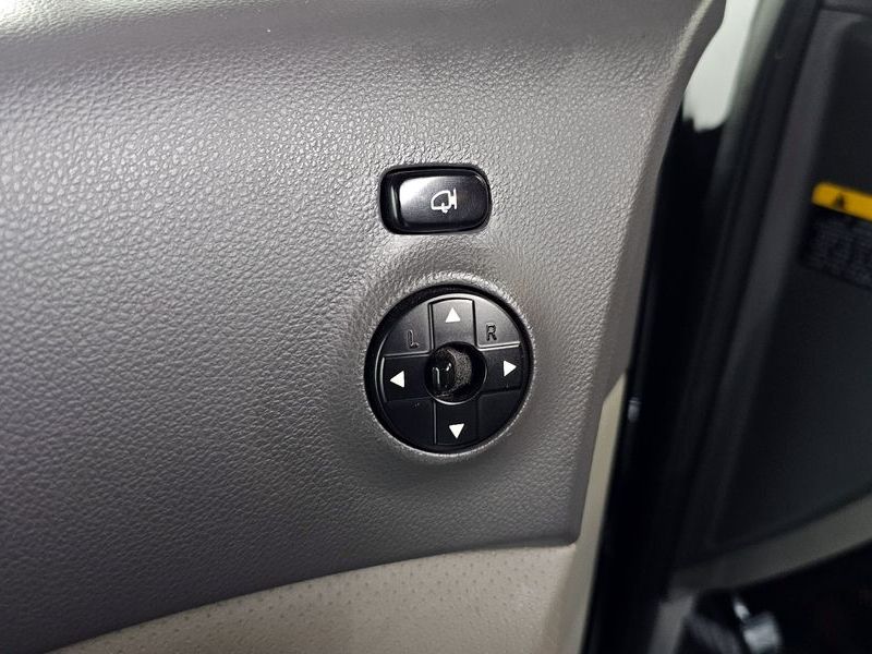 2013 Kia Carnival Grand GLX Deluxe photo 16