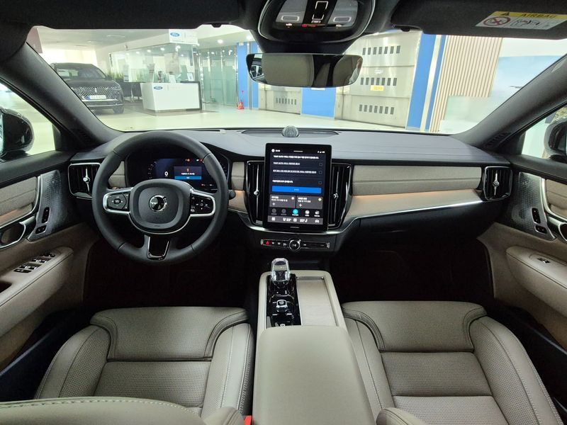 2026 Volvo S90 B5 Ultra Dark photo 7