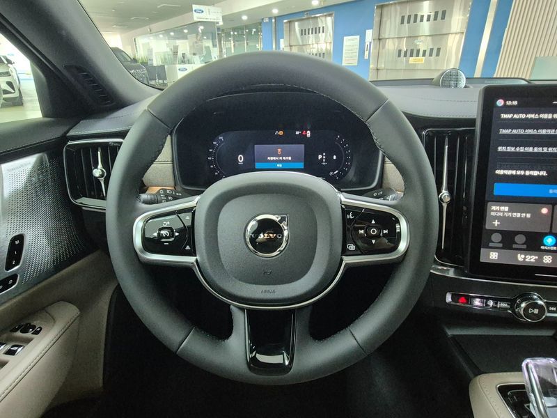 2026 Volvo S90 B5 Ultra Dark photo 11