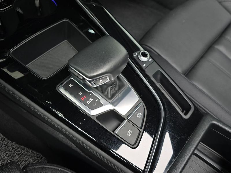 2021 Audi A4 45 TFSI Quattro Premium photo 9