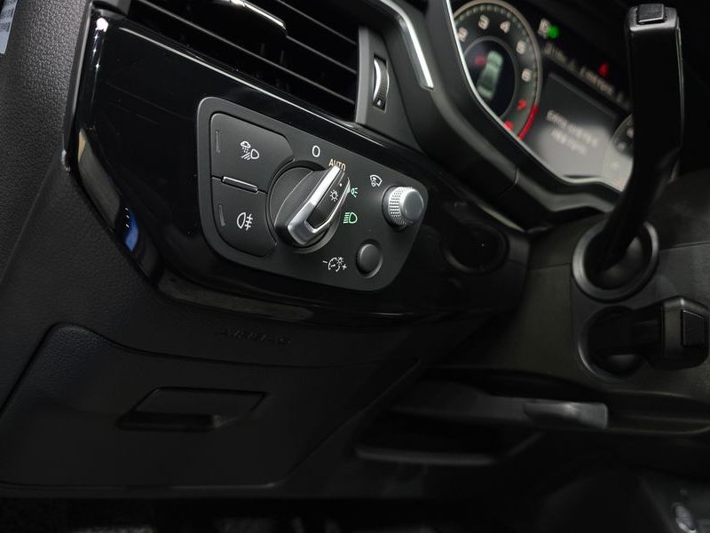 2021 Audi A4 45 TFSI Quattro Premium photo 16