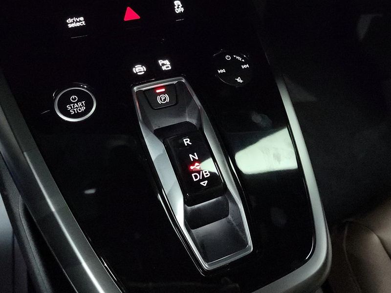2025 Audi e-tron 45 Premium photo 9