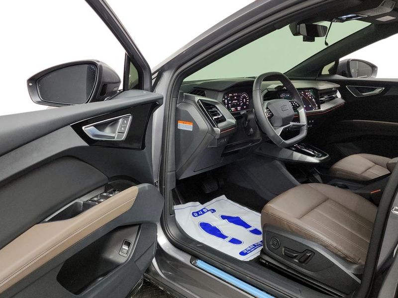2025 Audi e-tron 45 Premium photo 10