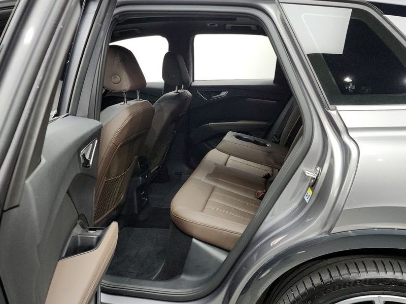 2025 Audi e-tron 45 Premium photo 12