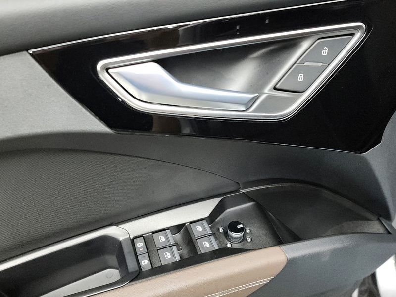 2025 Audi e-tron 45 Premium photo 13