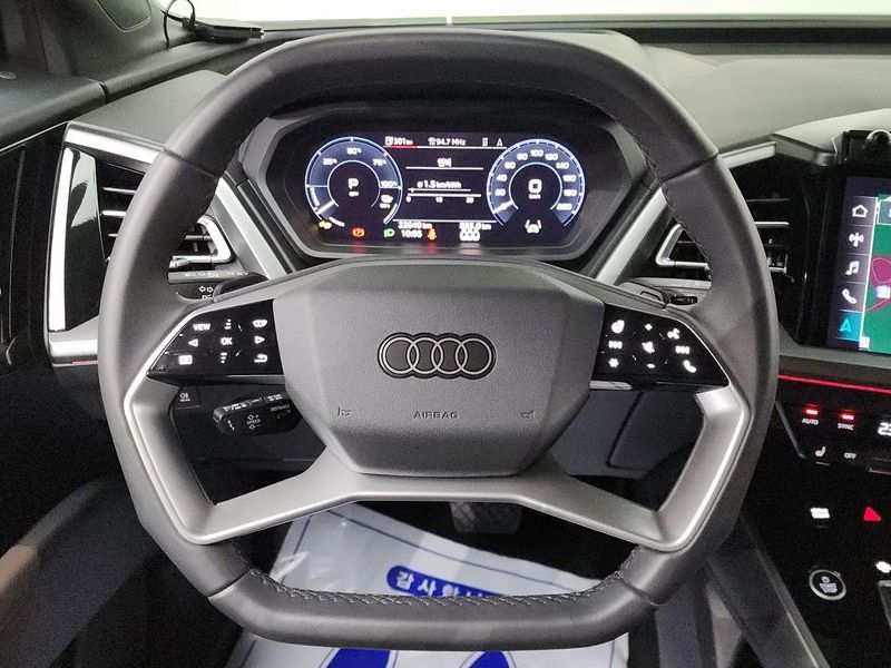 2025 Audi e-tron 45 Premium photo 17