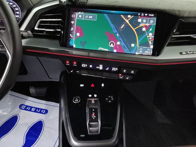 2025 Audi e-tron 45 Premium photo 18