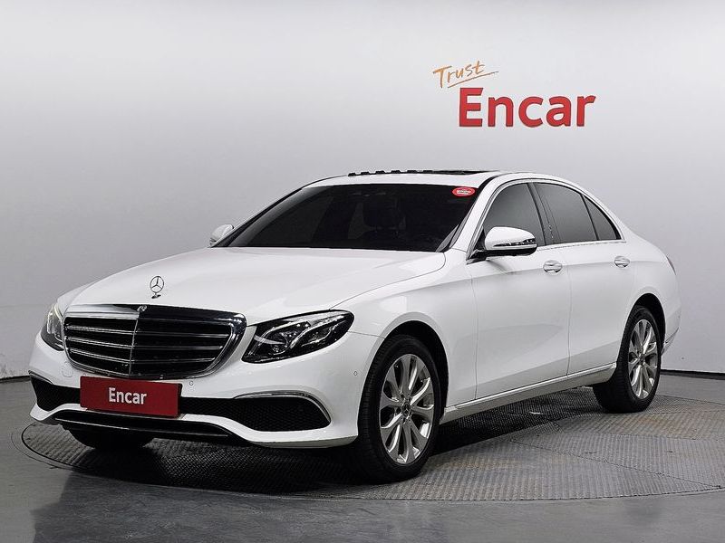 2018 Mercedes-Benz E-Class E300 4MATIC Exclusive photo 1