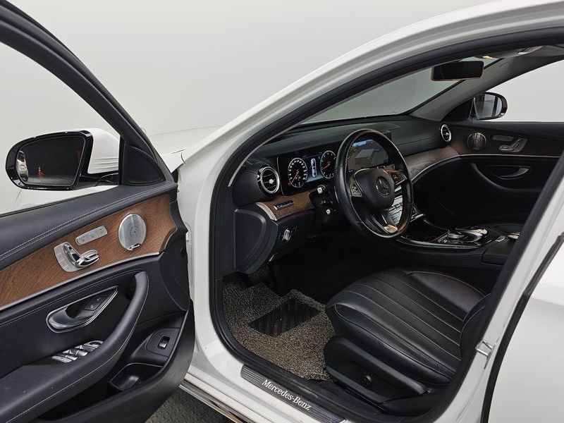 2018 Mercedes-Benz E-Class E300 4MATIC Exclusive photo 10