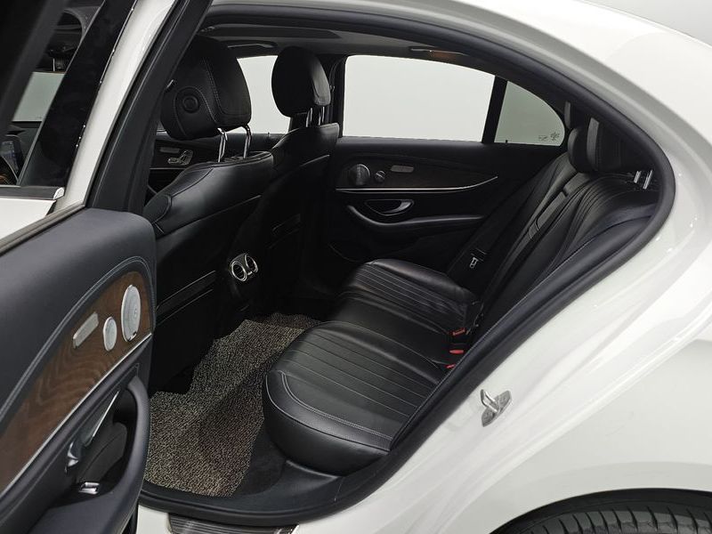 2018 Mercedes-Benz E-Class E300 4MATIC Exclusive photo 11