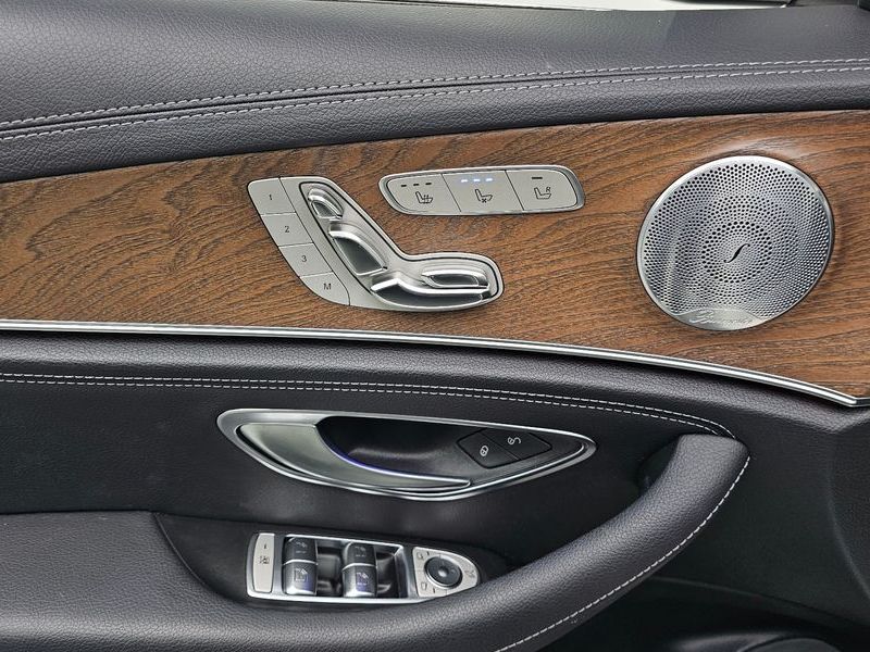 2018 Mercedes-Benz E-Class E300 4MATIC Exclusive photo 12