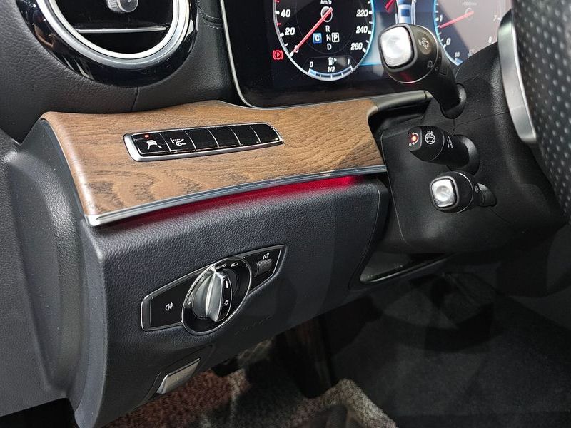 2018 Mercedes-Benz E-Class E300 4MATIC Exclusive photo 13