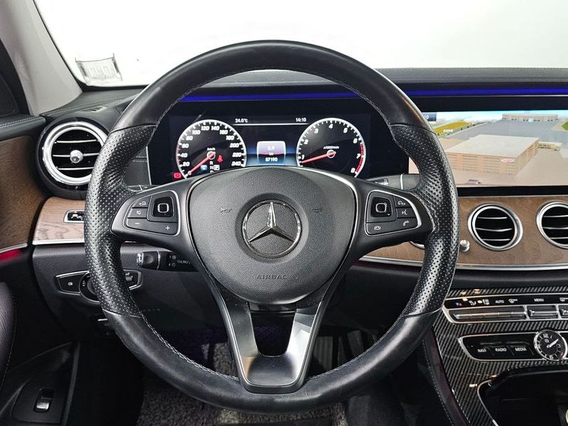 2018 Mercedes-Benz E-Class E300 4MATIC Exclusive photo 15