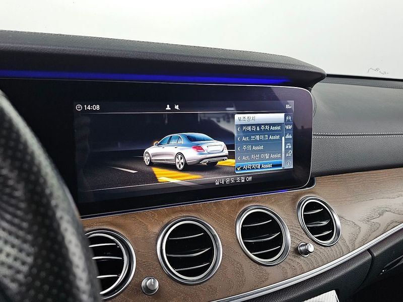2018 Mercedes-Benz E-Class E300 4MATIC Exclusive photo 18