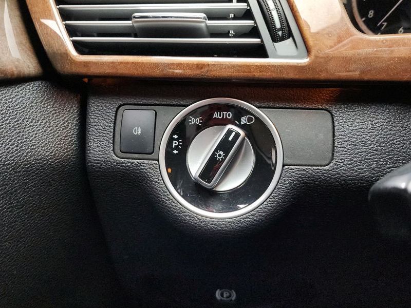 2012 Mercedes-Benz E-Class E300 Elegance photo 18