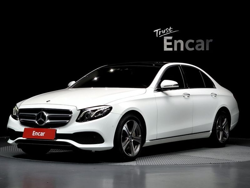 2017 Mercedes-Benz E-Class E300 4MATIC AV Intelligent Drive photo 1
