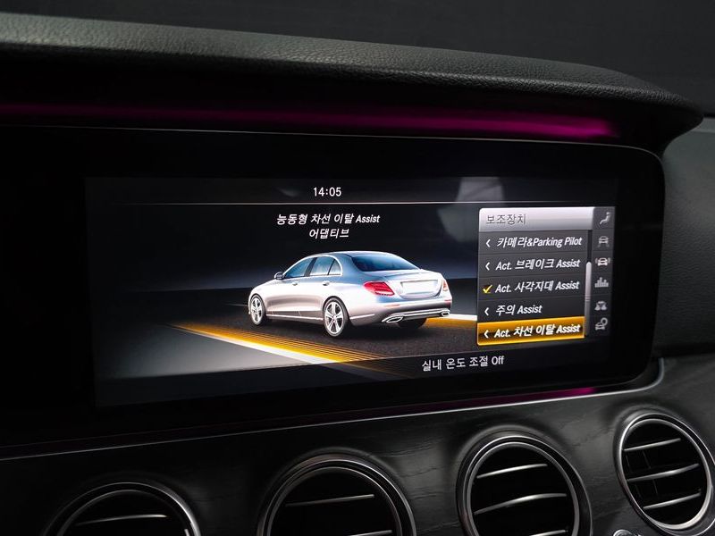 2017 Mercedes-Benz E-Class E300 4MATIC AV Intelligent Drive photo 16