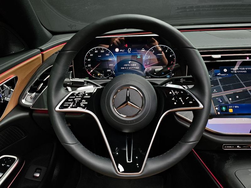 2025 Mercedes-Benz E-Class E200 Avantgarde photo 15