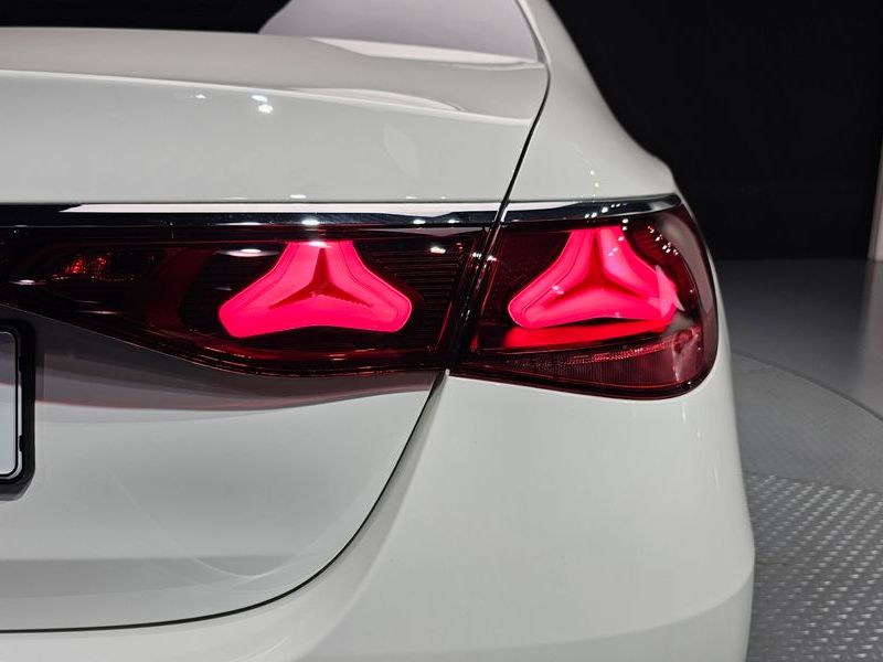 2025 Mercedes-Benz E-Class E200 Avantgarde photo 23
