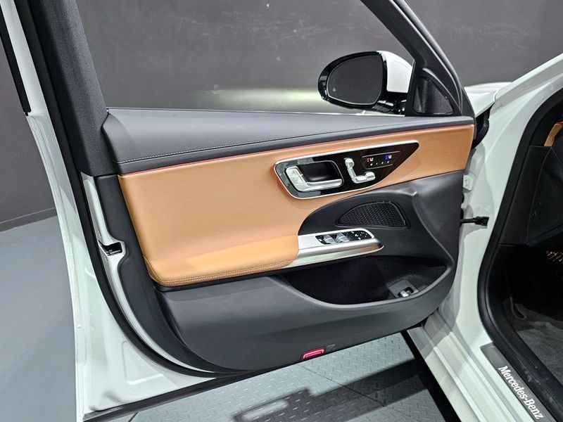 2025 Mercedes-Benz E-Class E200 Avantgarde photo 24