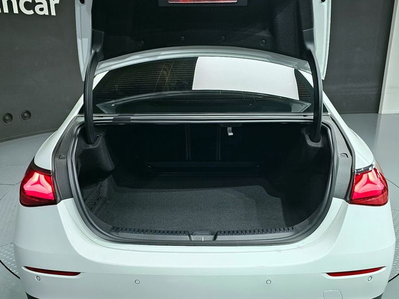 2025 Mercedes-Benz E-Class E200 Avantgarde photo 28