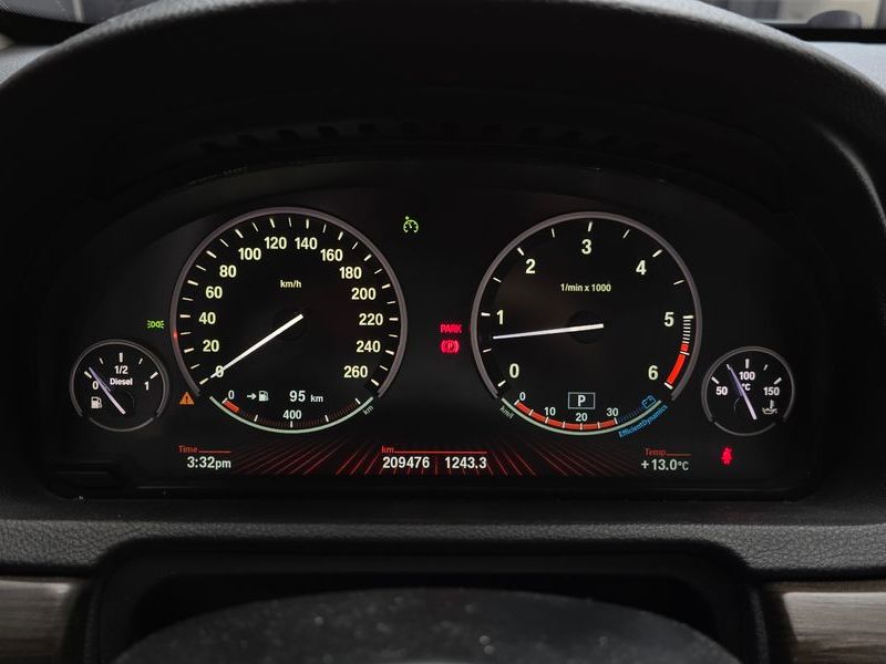 2012 BMW 5 Series GT 30d photo 8
