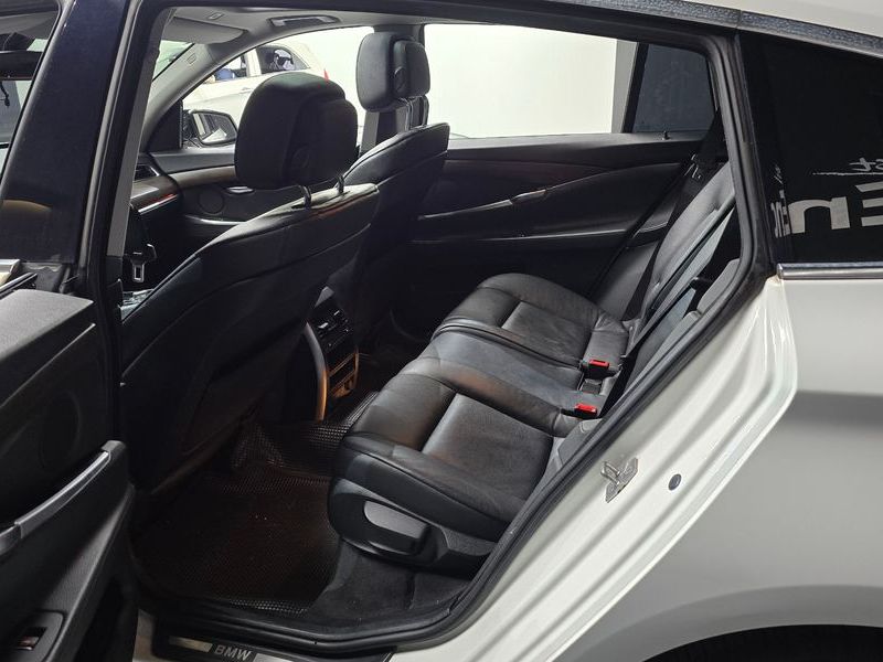 2012 BMW 5 Series GT 30d photo 11