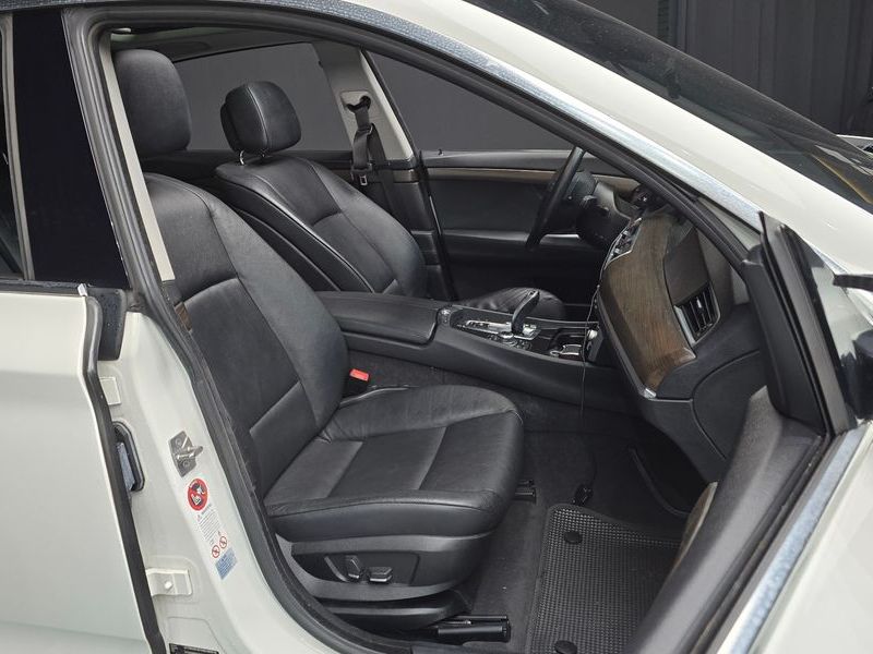 2012 BMW 5 Series GT 30d photo 12