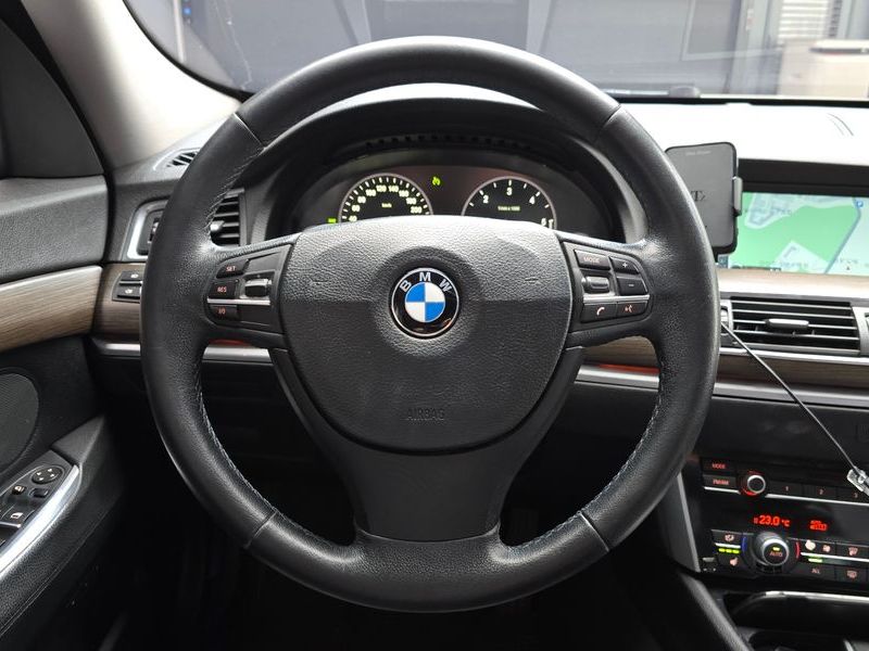 2012 BMW 5 Series GT 30d photo 13