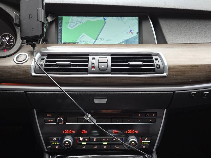 2012 BMW 5 Series GT 30d photo 16