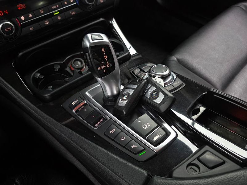 2012 BMW 5 Series 528i xDrive photo 9
