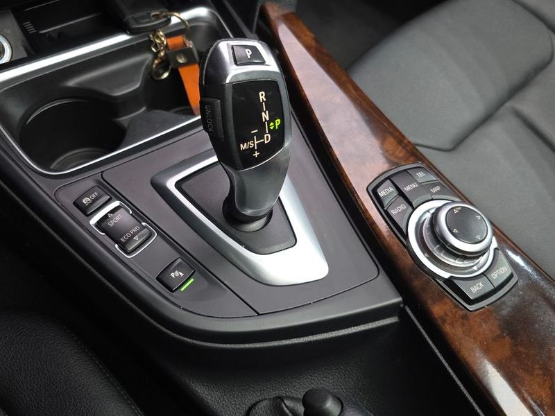 2012 BMW 3 Series 320d photo 9